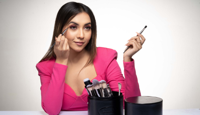 Effortless Makeup Looks: Tips and Tricks for Effective Blending with Brushes